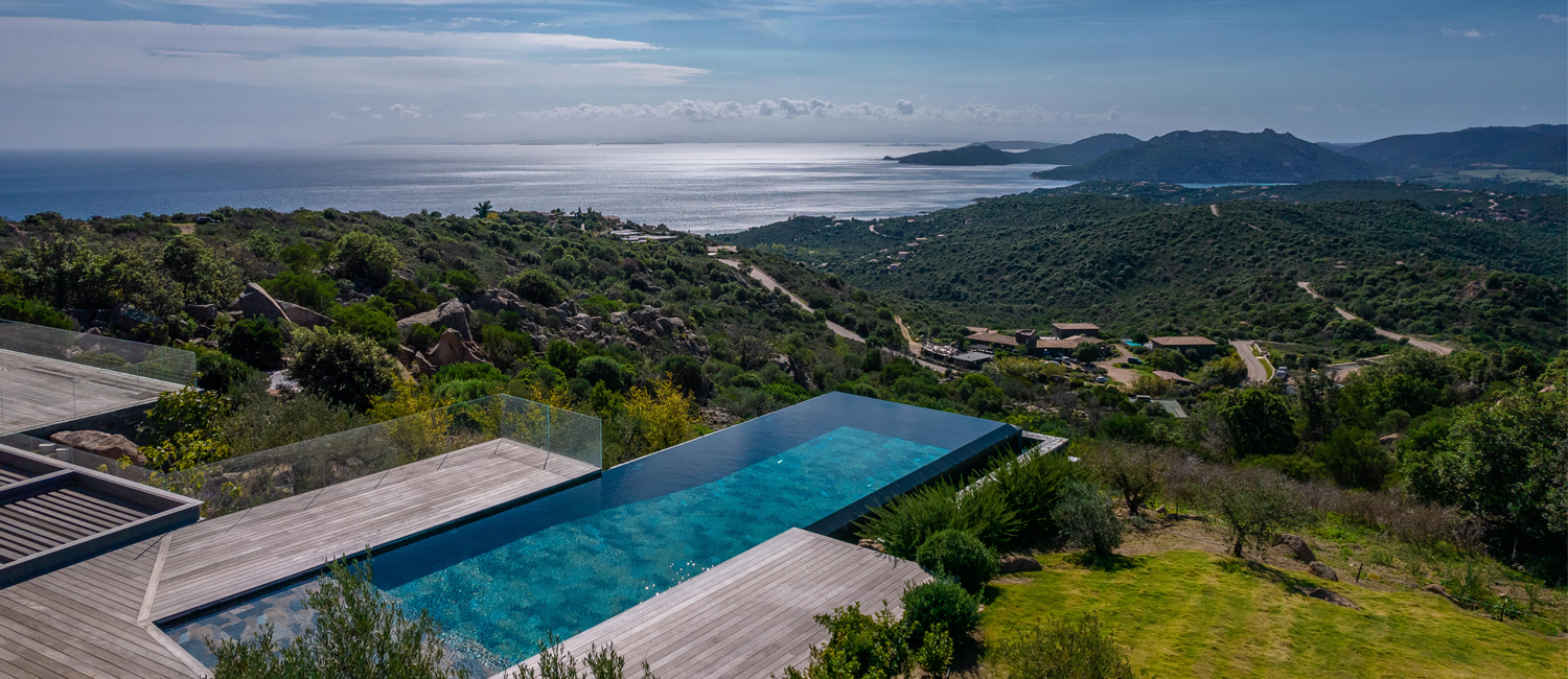 Piscine à débordement en Corse