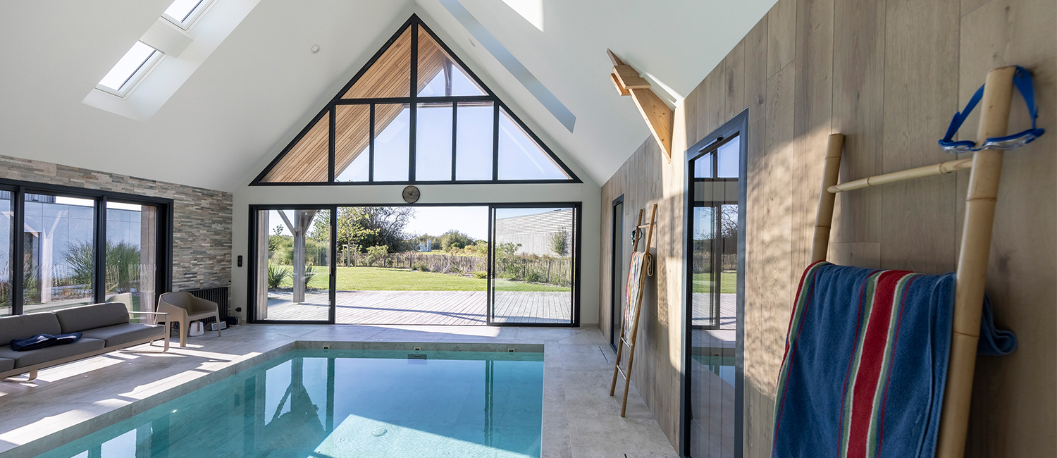 Une piscine intérieure à l'architecture responsable inspirée par l'océan