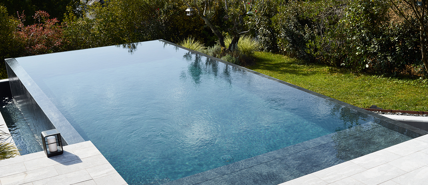 Piscine à débordement connectée
