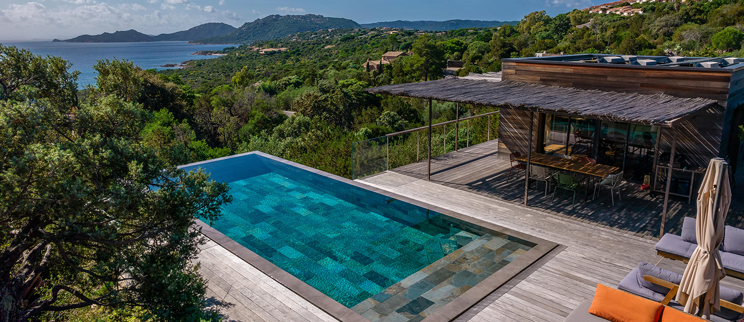 Piscine à débordement en Corse dans un écrin de nature