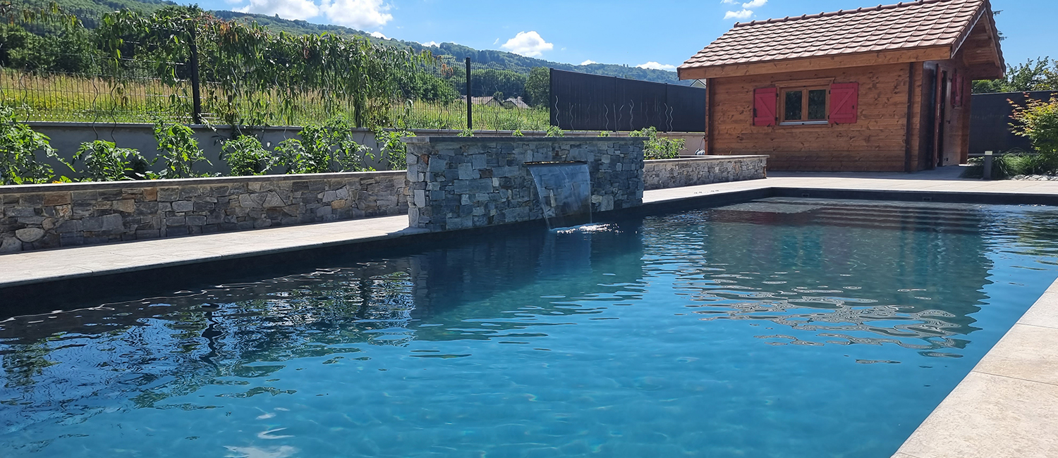 Une piscine connectée près d’Evian nichée dans un écrin de verdure
