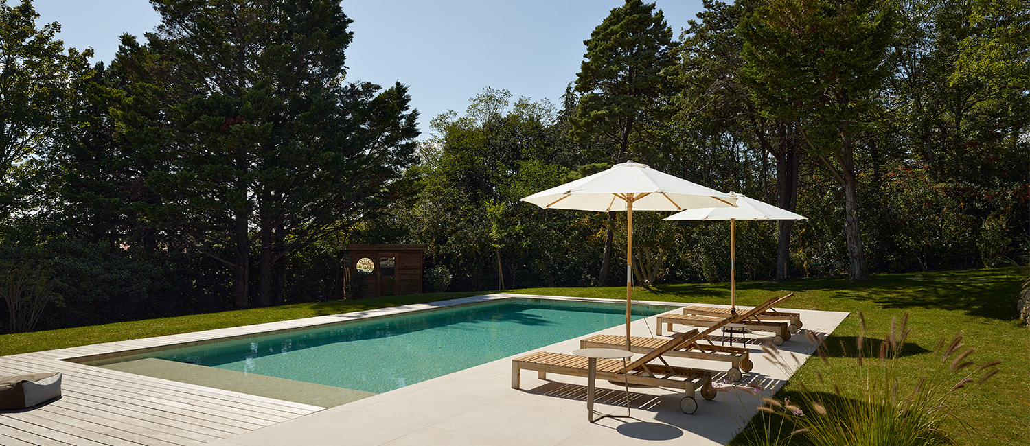 Piscine rénovée : lignes épurées, design contemporain