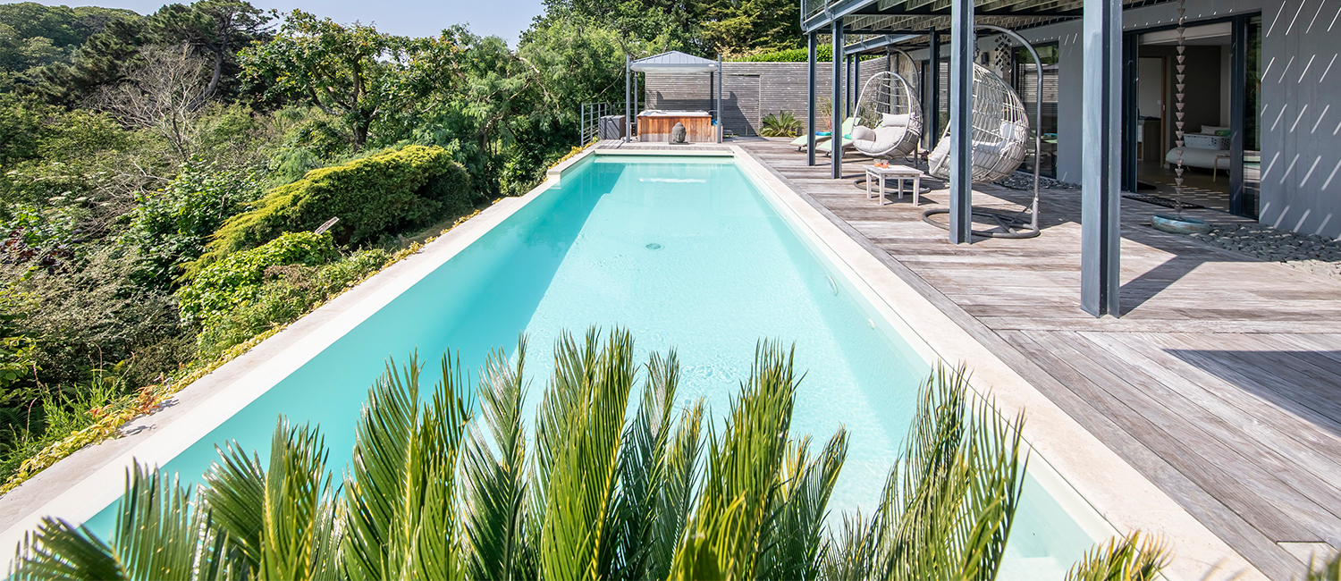 Une piscine à débordement à Cancale