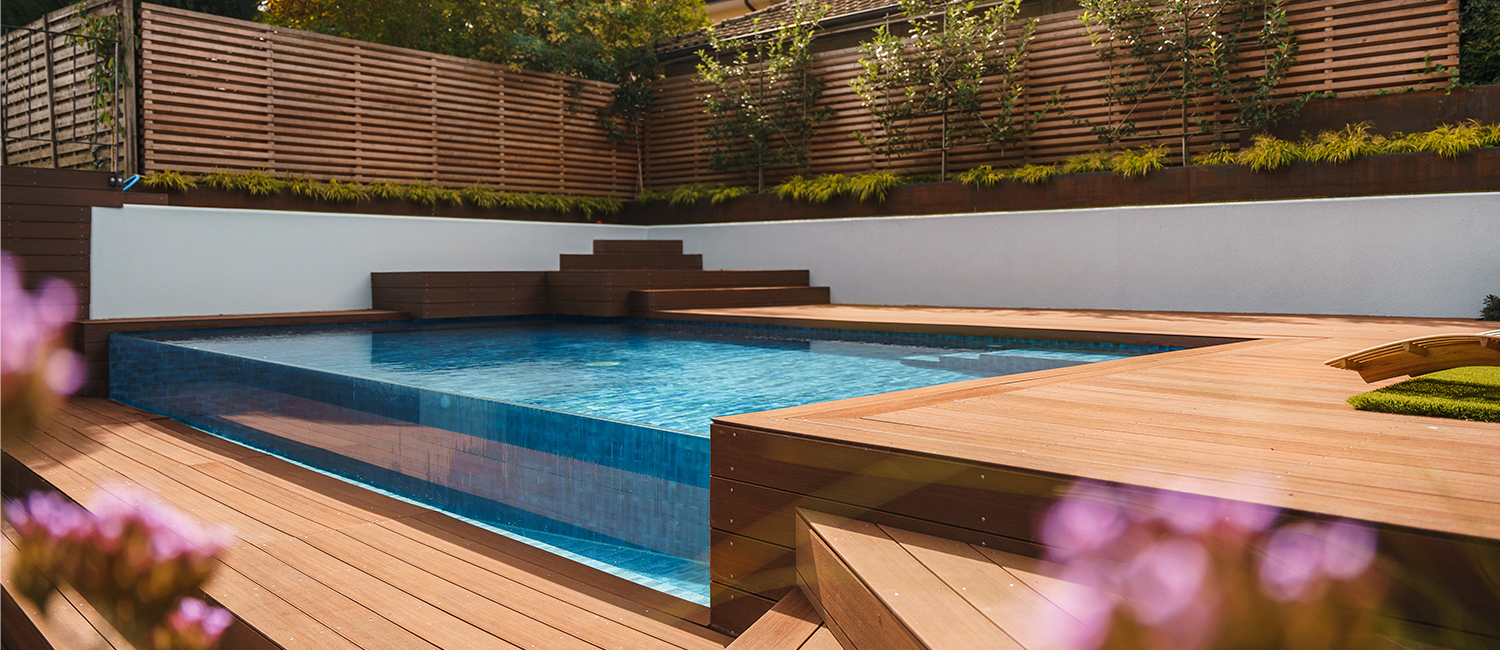 Une piscine en carrelage sublimée par une paroi vitrée