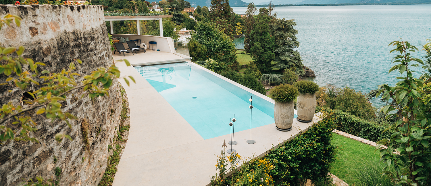 Piscine à débordement aux lignes modernes et épurées