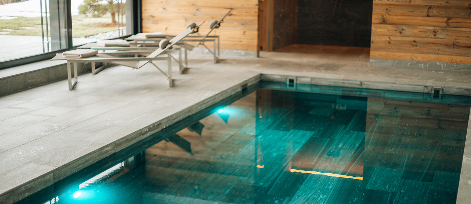 Nouvelles dimensions pour cette piscine intérieure en carrelage
