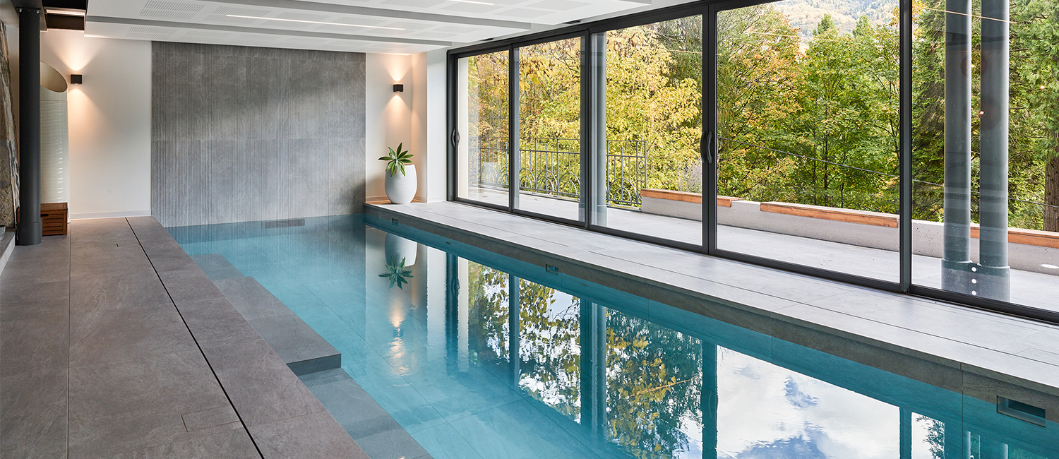 Piscine intérieure contemporaine ouverte sur la nature | Piscines Carré ...