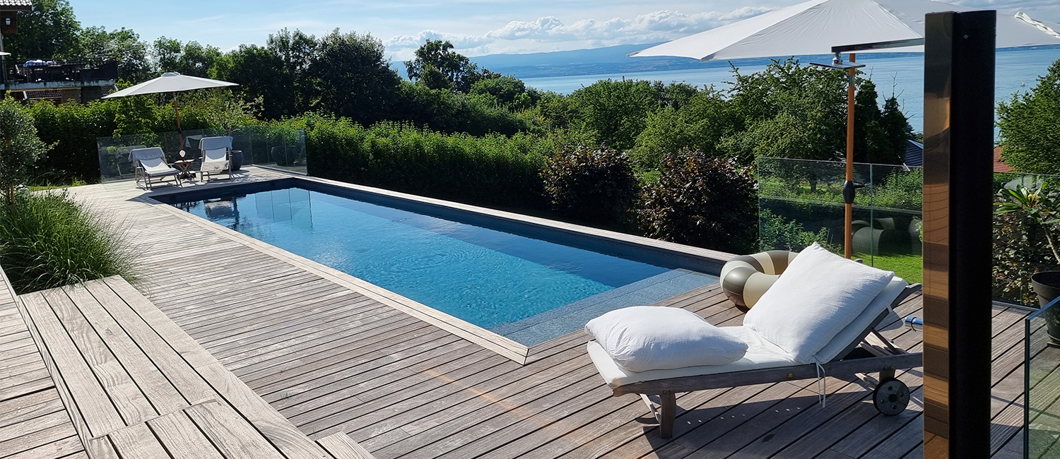 Couloir de nage avec vue sur le lac Léman