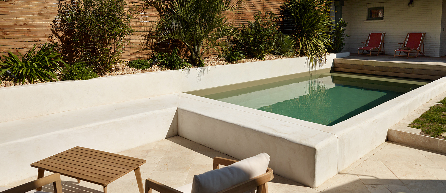 Petite piscine semienterrée à l’élégance naturelle Piscines Carré Bleu — free download