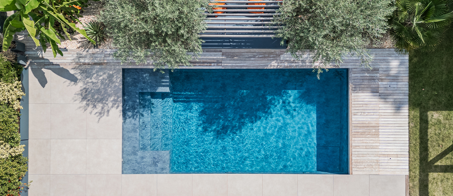 Piscine familiale avec un escalier banquette sur-mesure