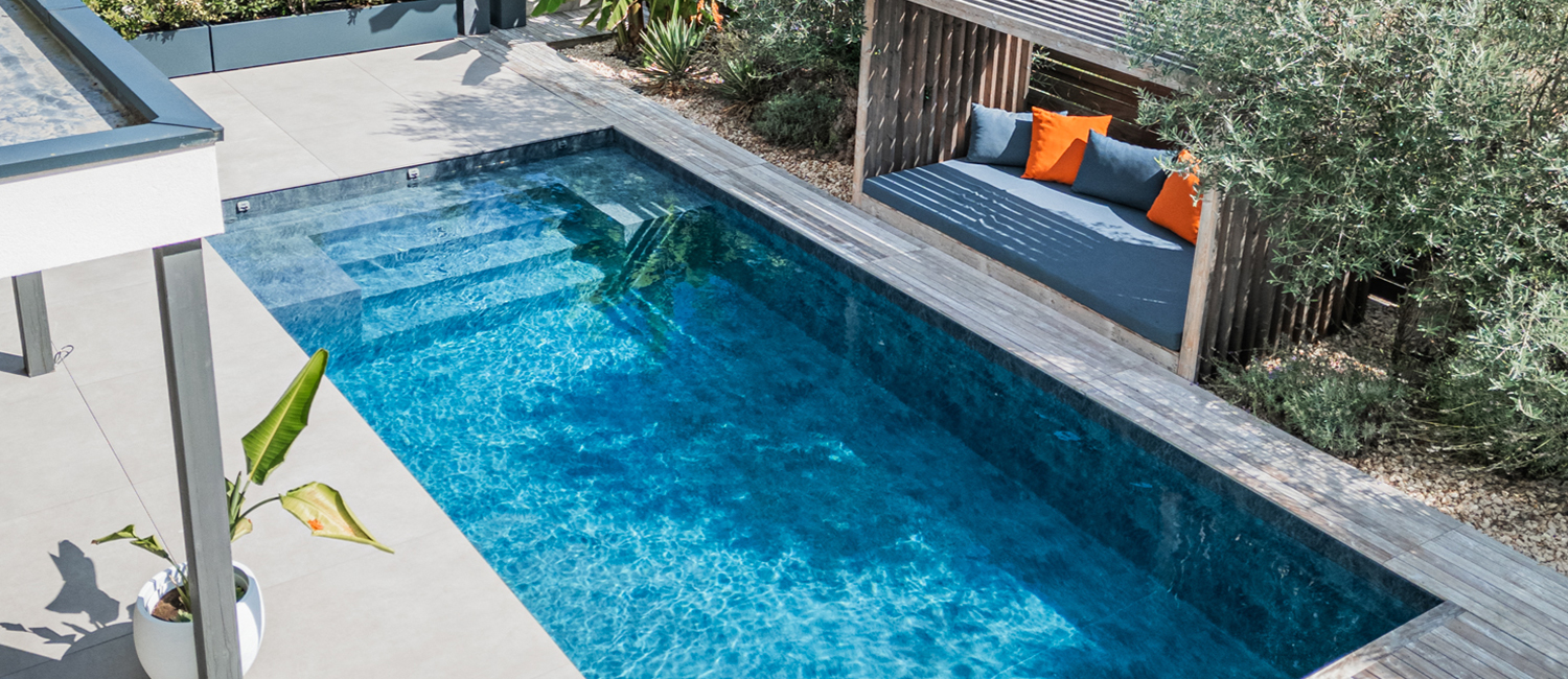 Piscine familiale avec un escalier banquette sur-mesure