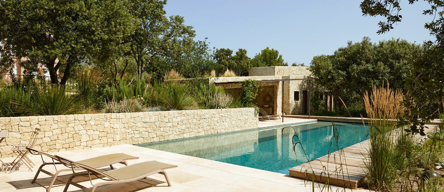 Une piscine en mosaïque esprit bohème chic