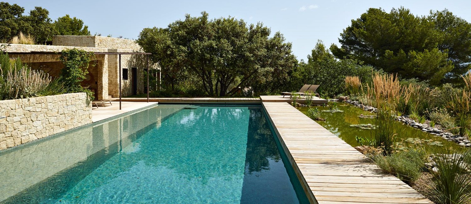 Une piscine en mosaïque esprit bohème chic