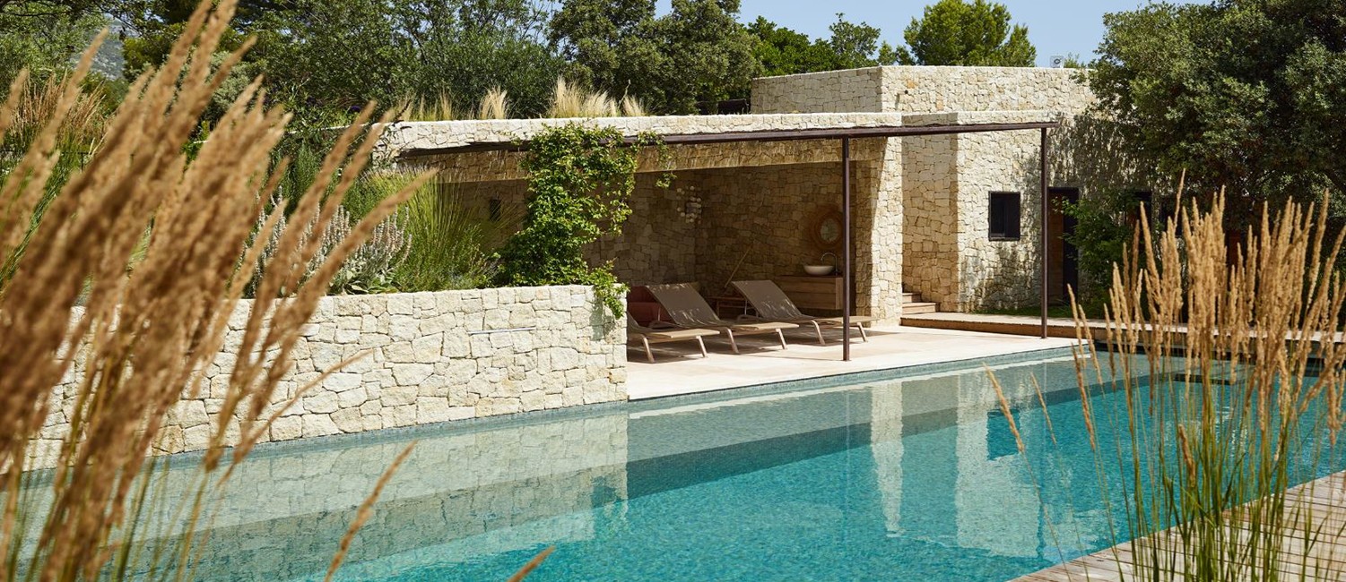 Une piscine en mosaïque esprit bohème chic