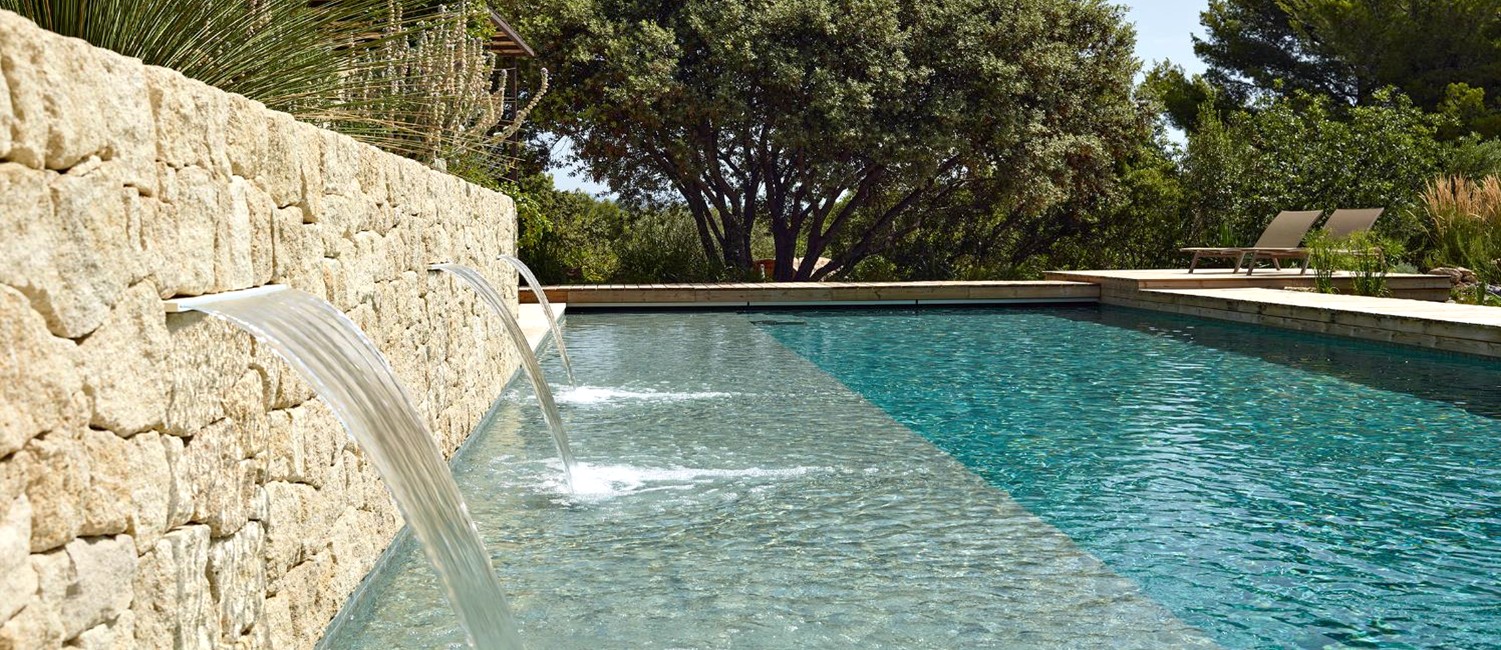 Une piscine en mosaïque esprit bohème chic