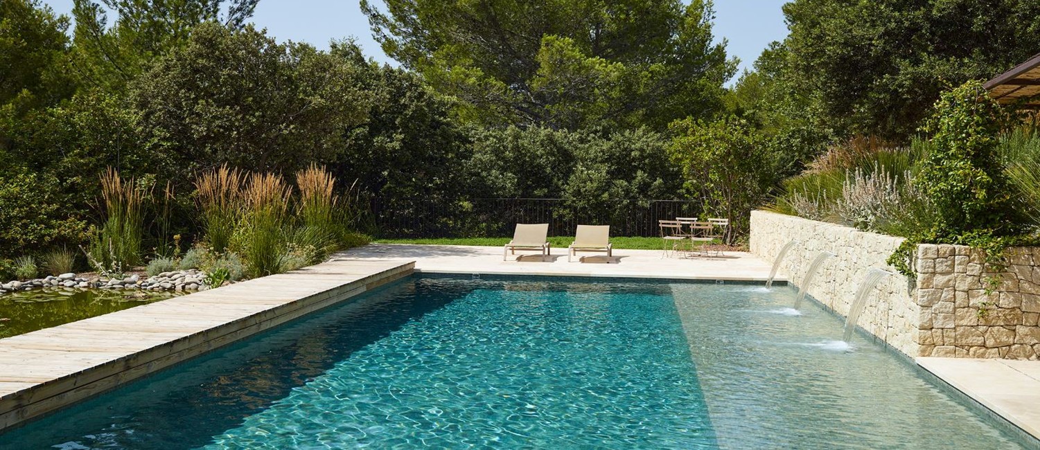 Une piscine en mosaïque esprit bohème chic