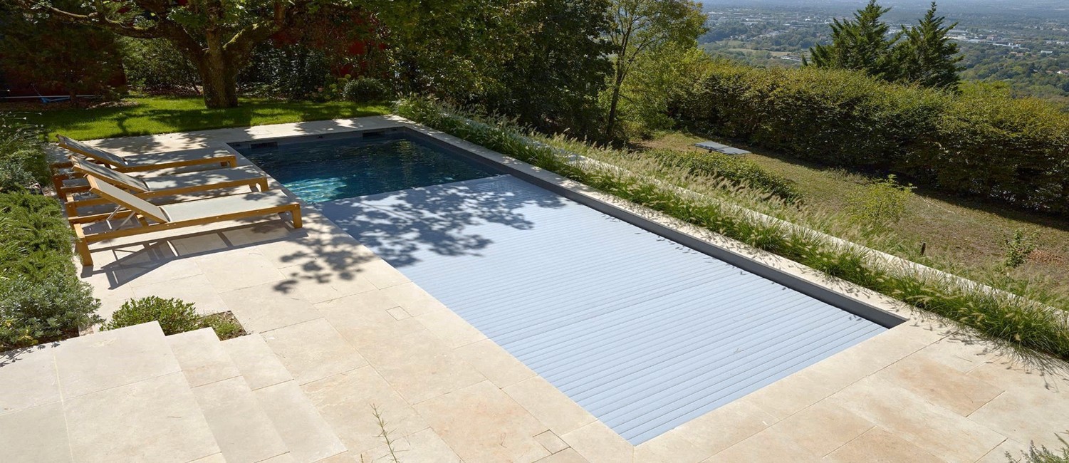 Une piscine en terrasse au cœur d’un parc arboré