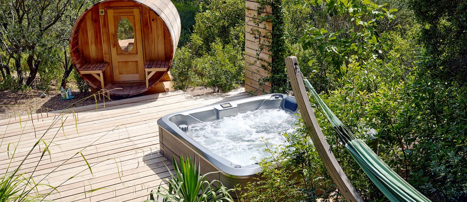 Une piscine en mosaïque esprit bohème chic