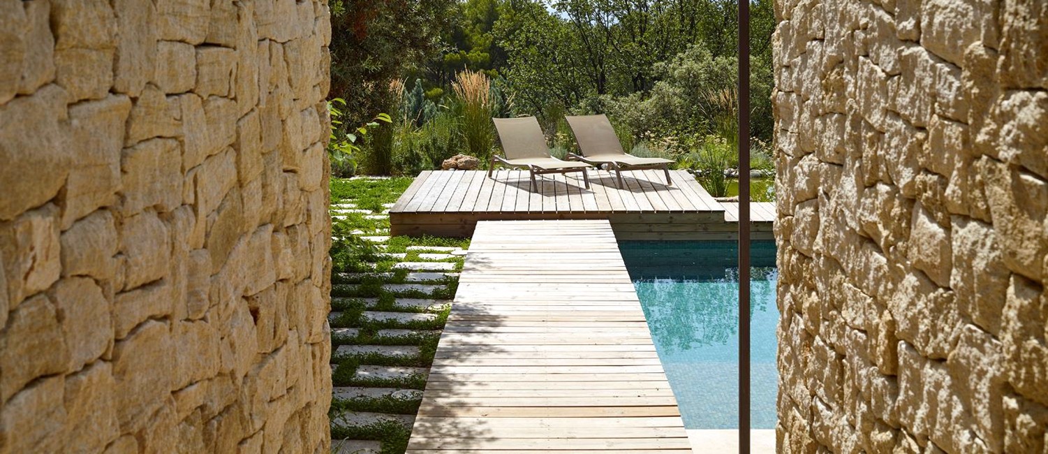 Une piscine en mosaïque esprit bohème chic