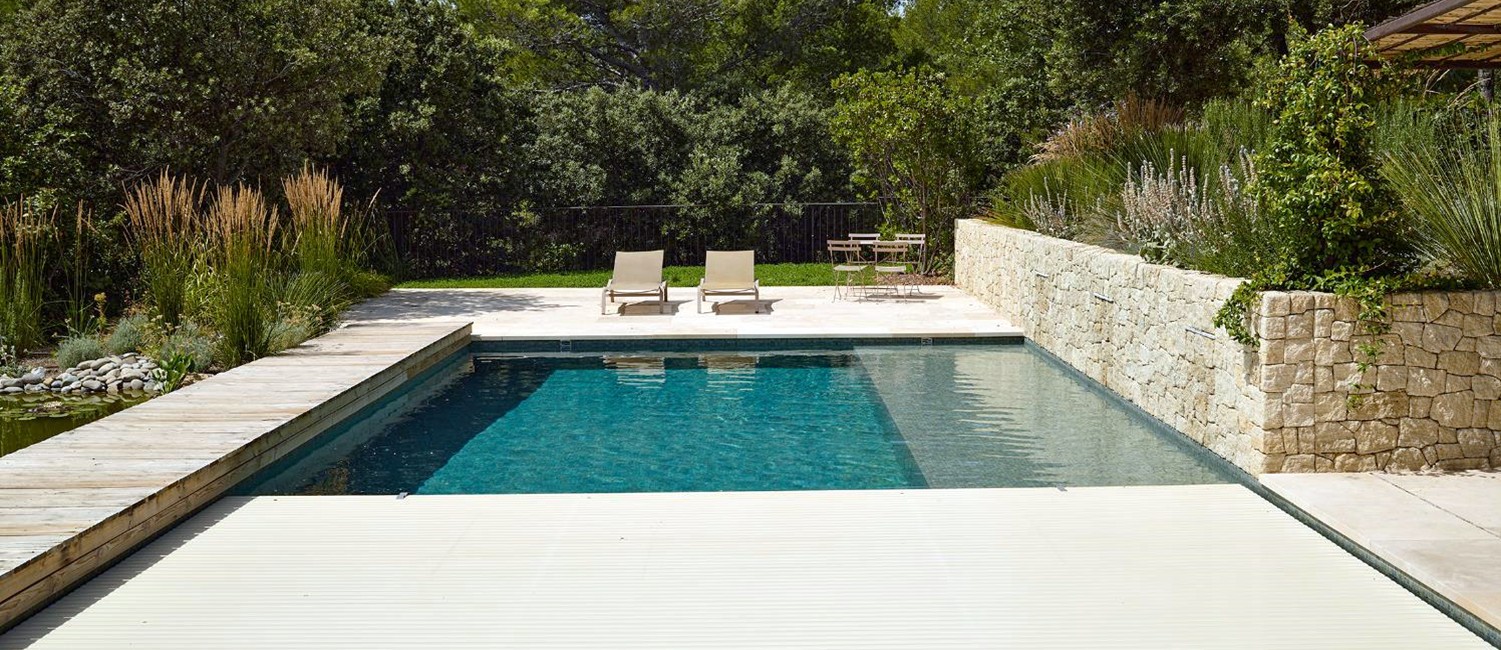 Une piscine en mosaïque esprit bohème chic
