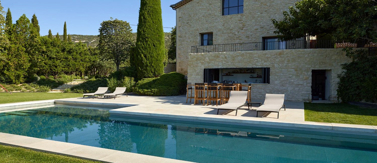 Couloir de nage en inox dans un jardin provençal