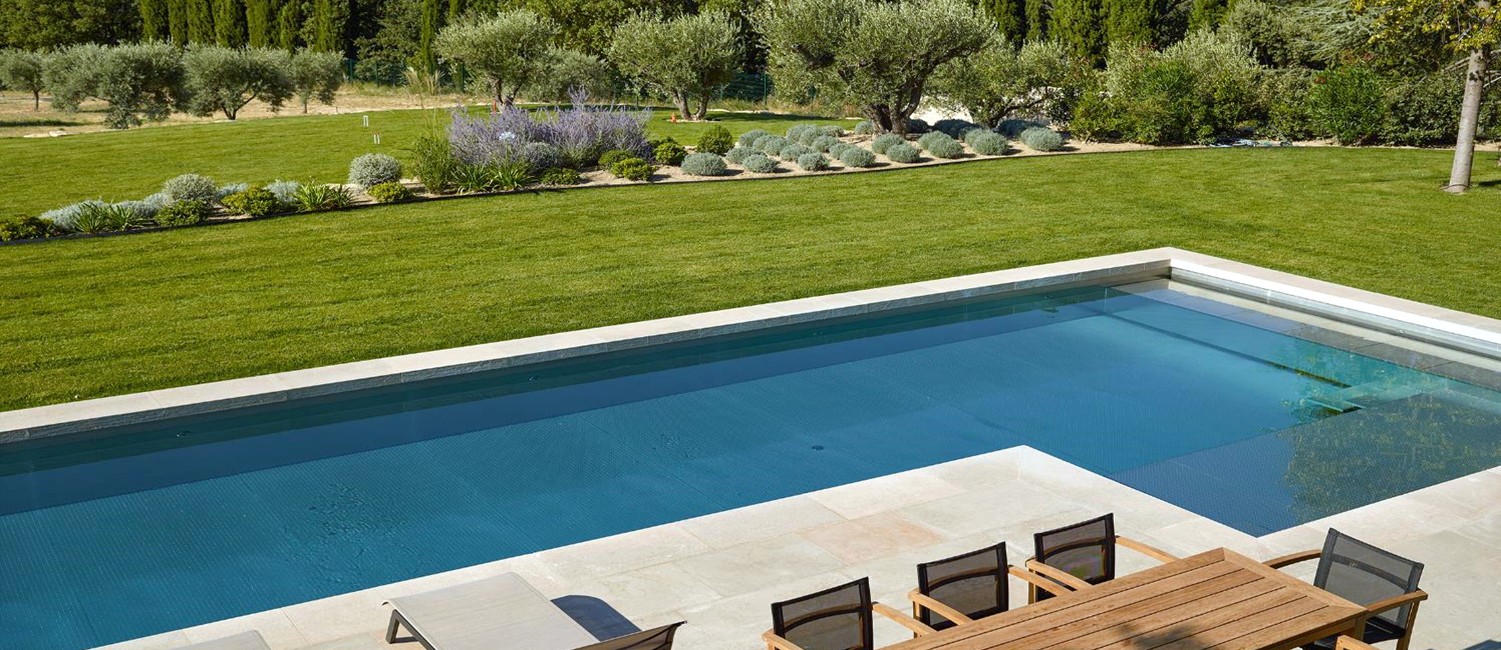Couloir de nage en inox dans un jardin provençal