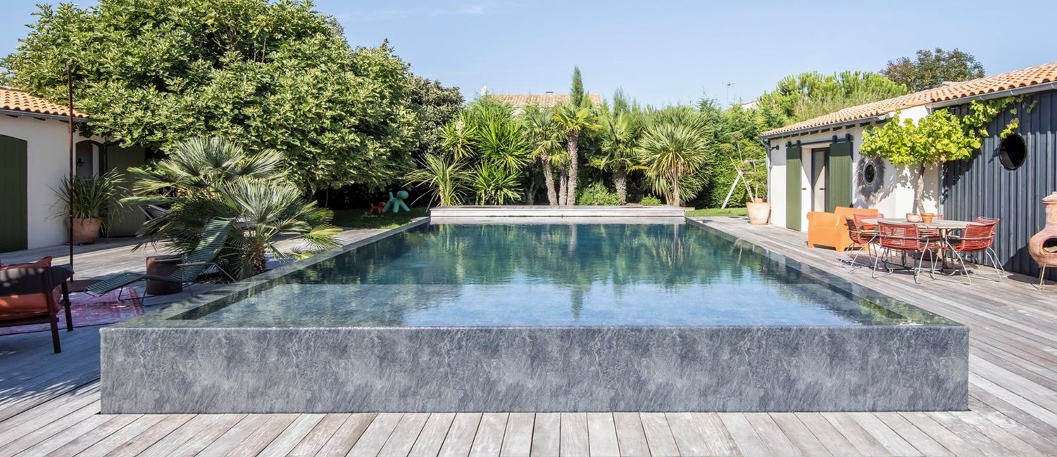 Piscine semi-enterrée à débordement aux accents du Maroc