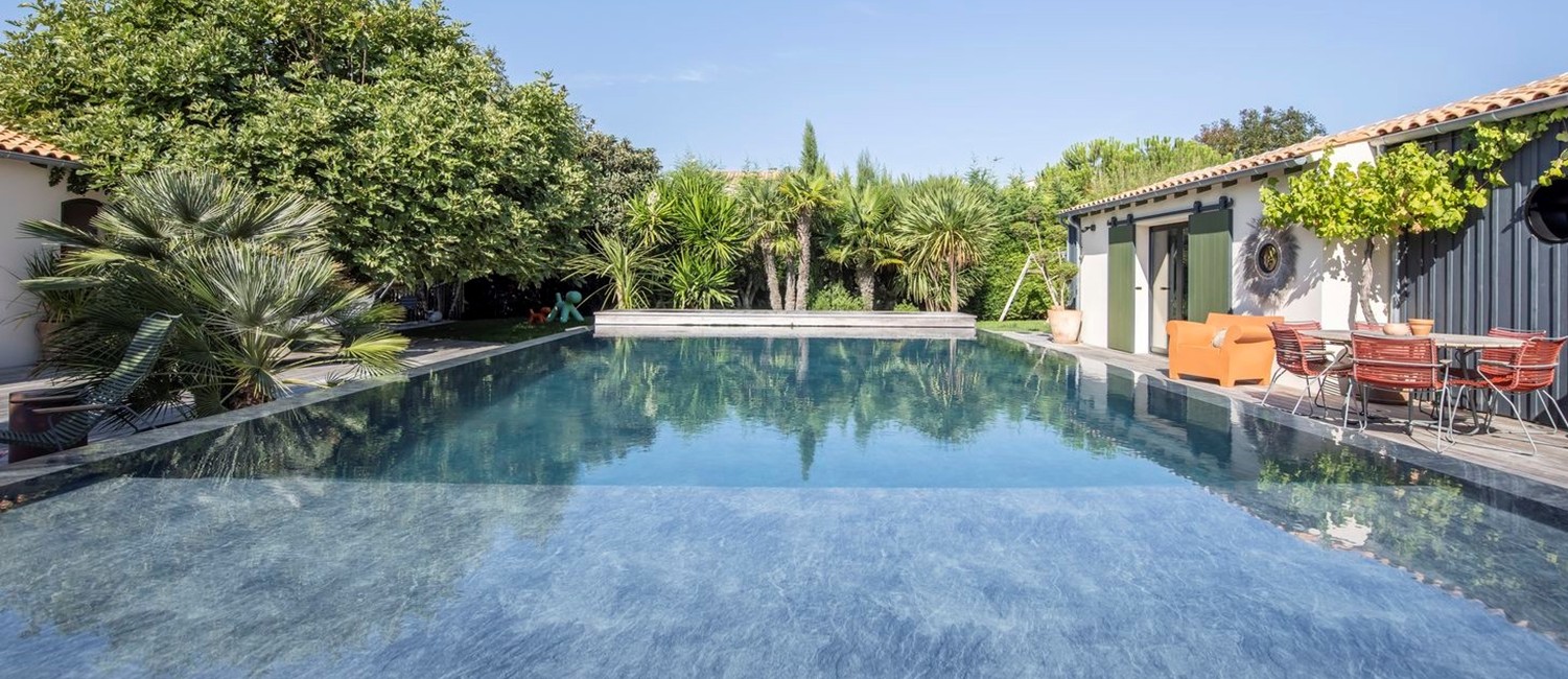 Piscine semi-enterrée à débordement aux accents du Maroc