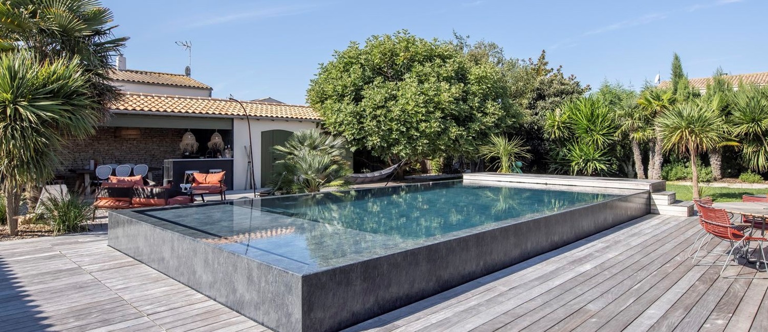Piscine semi-enterrée à débordement aux accents du Maroc