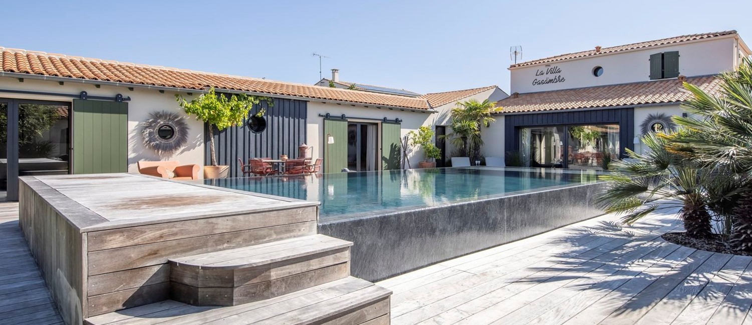 Piscine semi-enterrée à débordement aux accents du Maroc