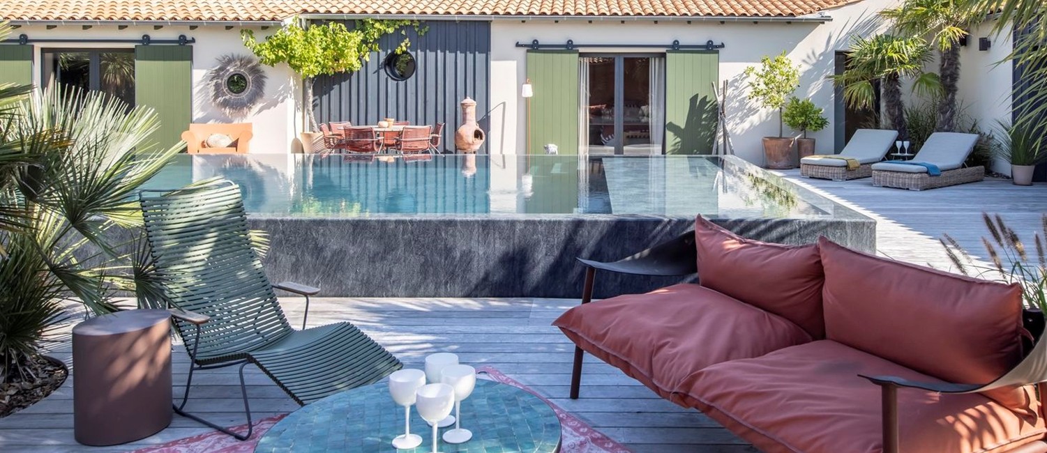 Piscine semi-enterrée à débordement aux accents du Maroc