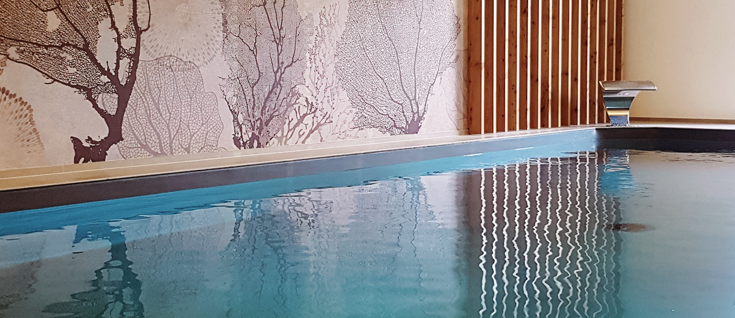 Piscine intérieure d’architecte à l’élégance nippone
