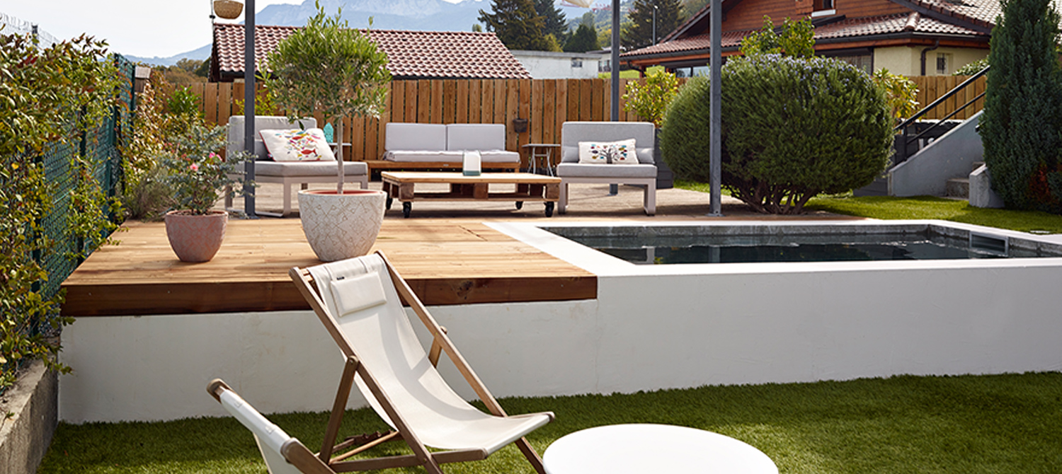 Petite piscine semi-enterrée harmonieusement intégrée