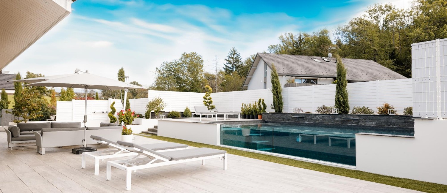 La piscine à paroi de verre Excelsior : ultra contemporaine et audacieuse