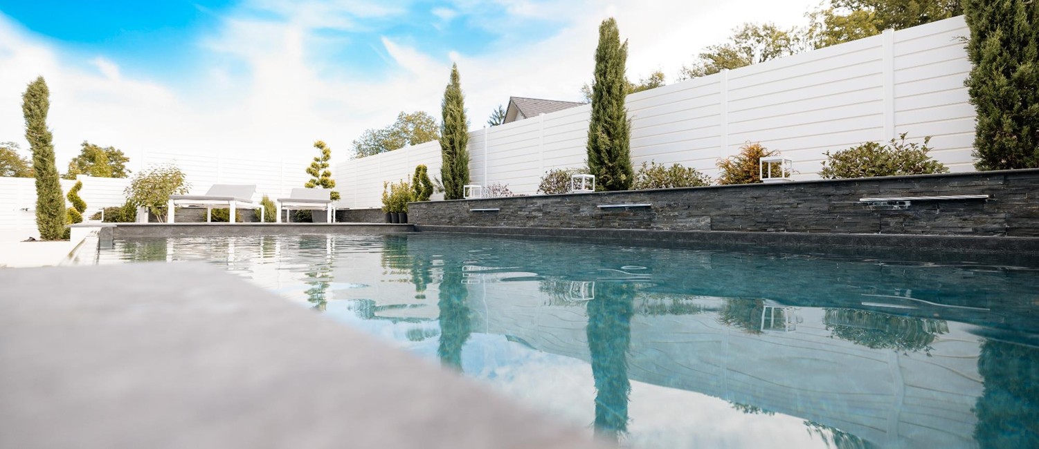 La piscine à paroi de verre Excelsior : ultra contemporaine et audacieuse