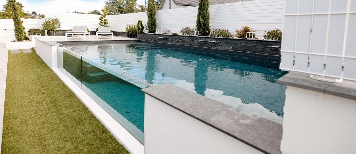 La piscine à paroi de verre Excelsior : ultra contemporaine et audacieuse