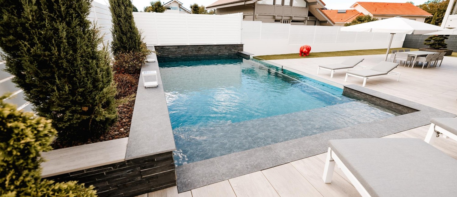La piscine à paroi de verre Excelsior : ultra contemporaine et audacieuse