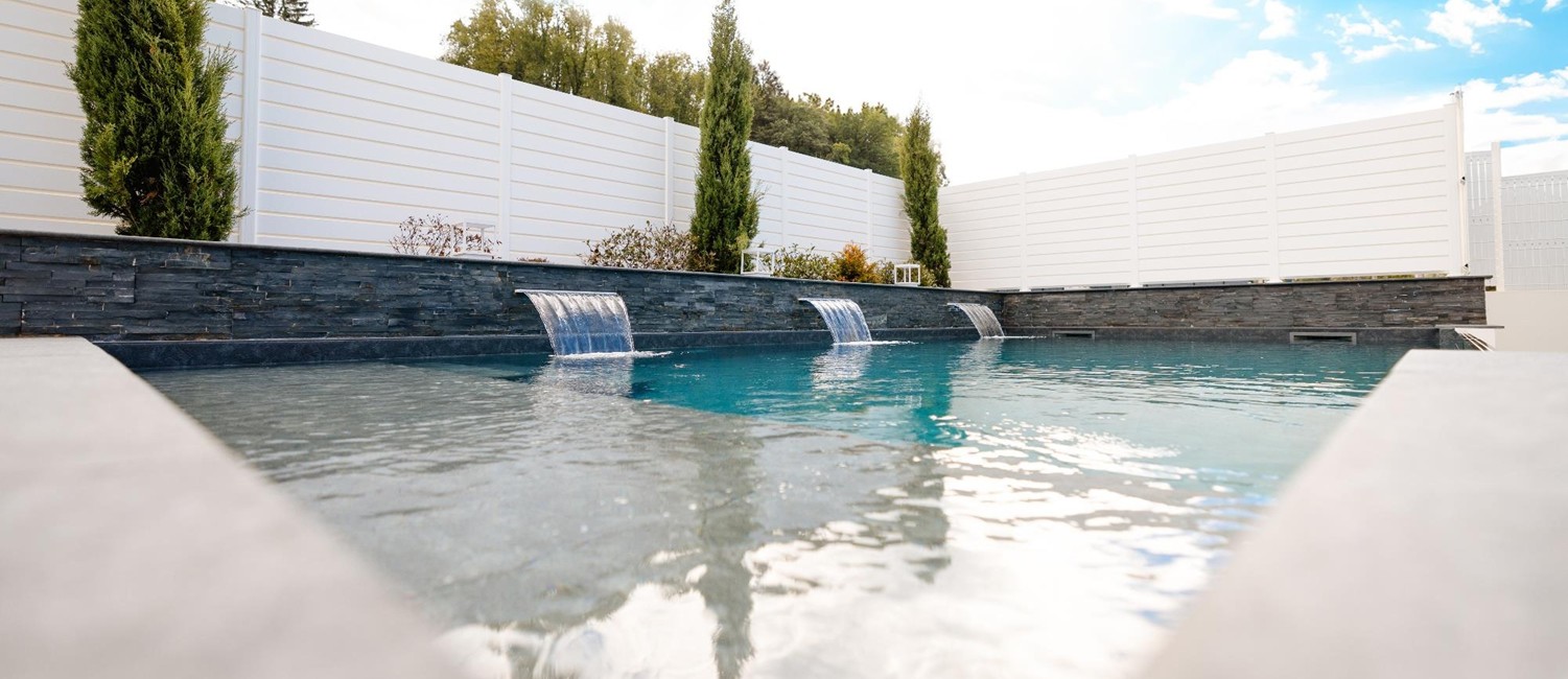La piscine à paroi de verre Excelsior : ultra contemporaine et audacieuse