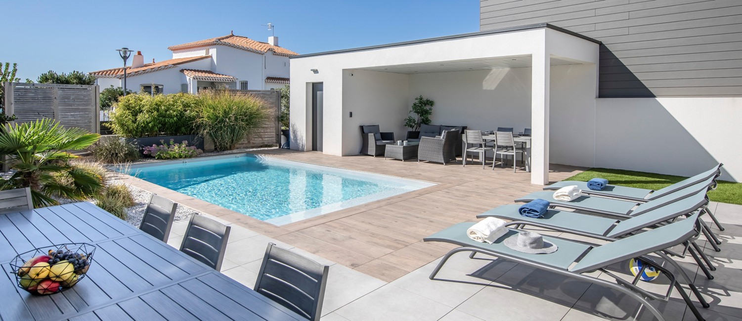 Piscine familiale paysagée moderne