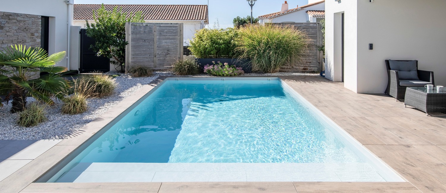 Piscine familiale paysagée moderne