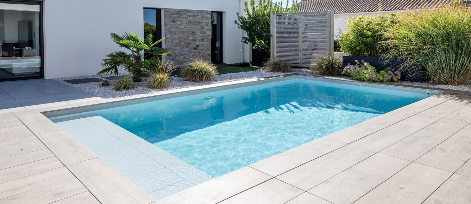 Piscine familiale paysagée moderne
