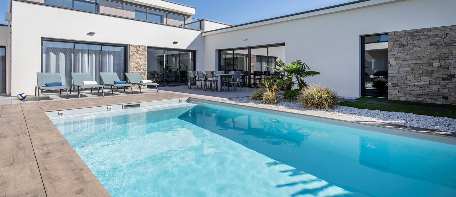 Piscine familiale paysagée moderne