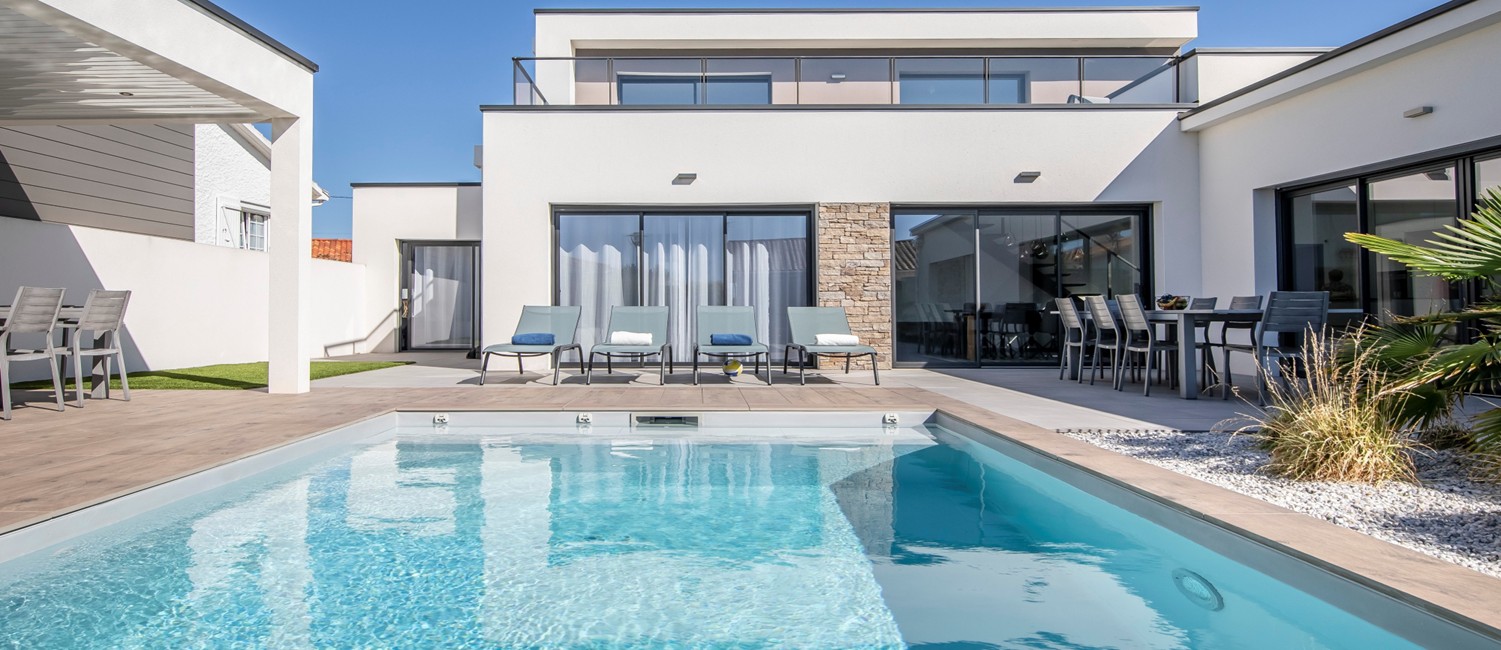 Piscine familiale paysagée moderne
