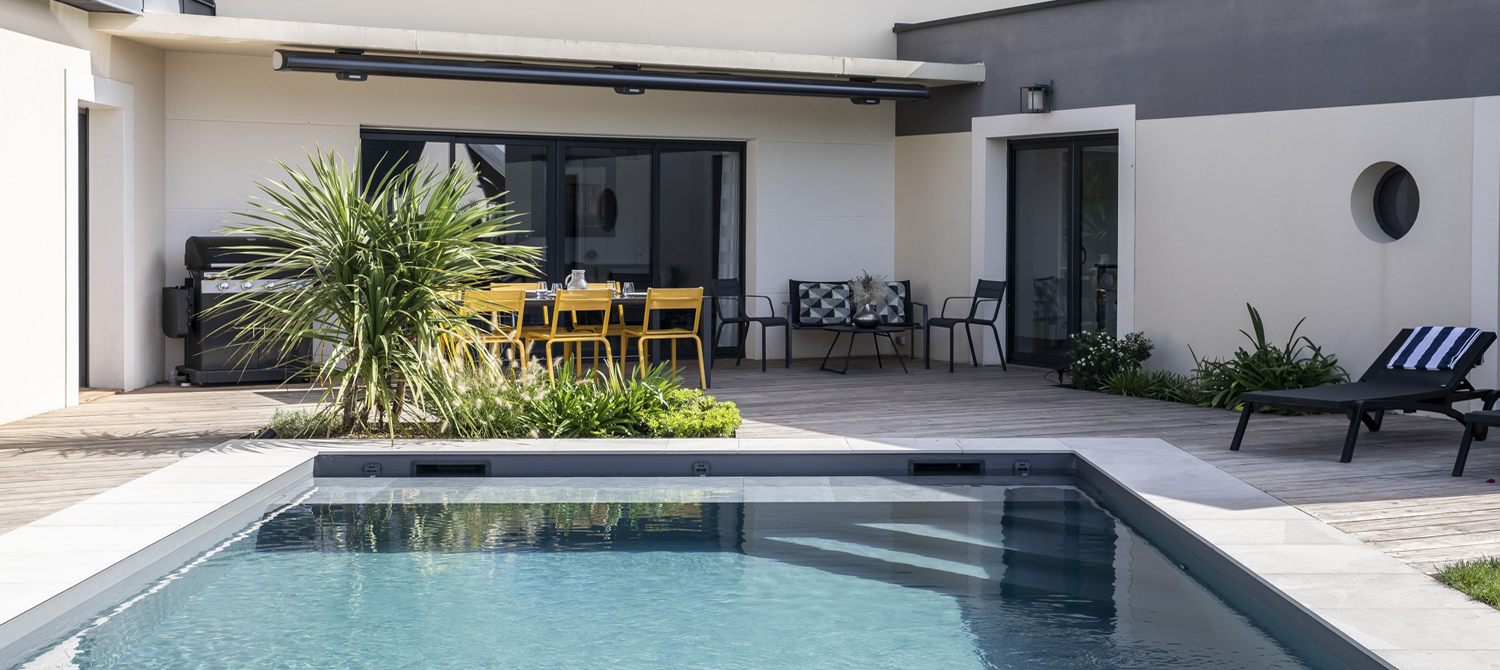Piscine contemporaine familiale