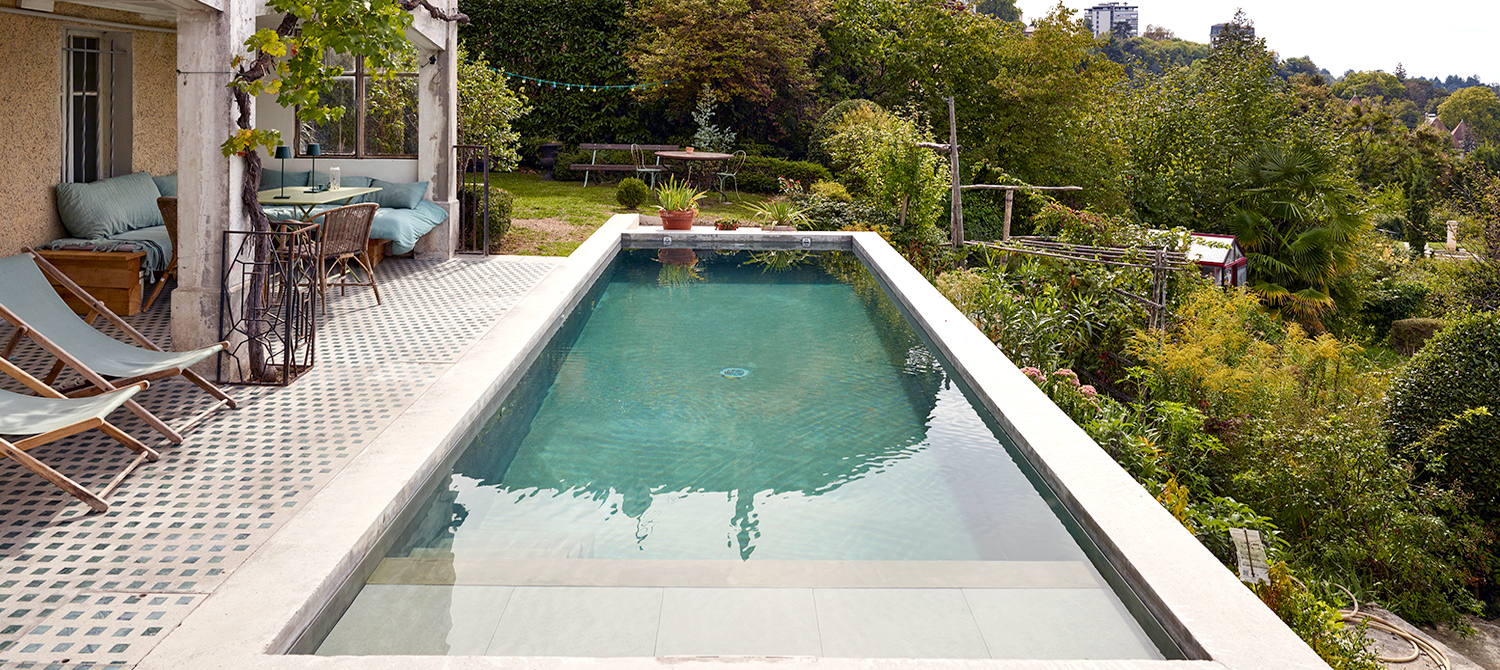 Petite piscine en béton brut