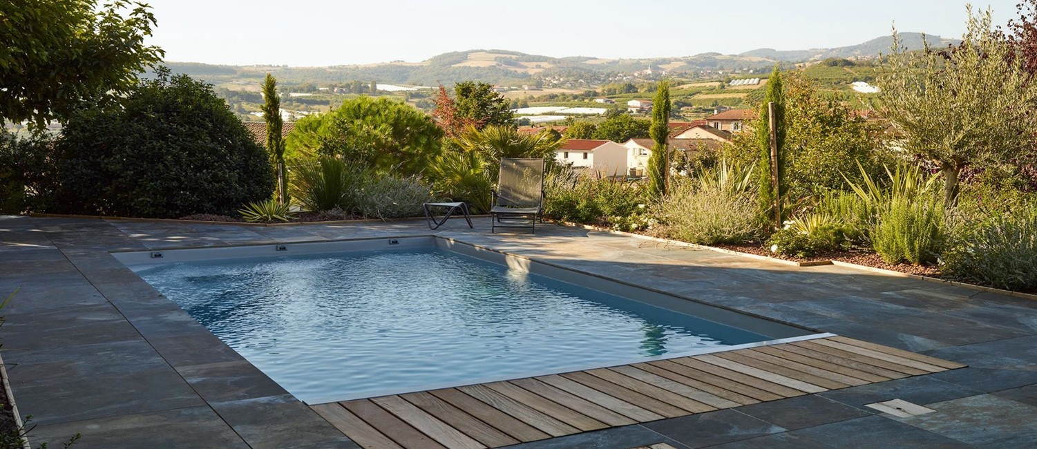 Petite piscine paysagée et pool house design