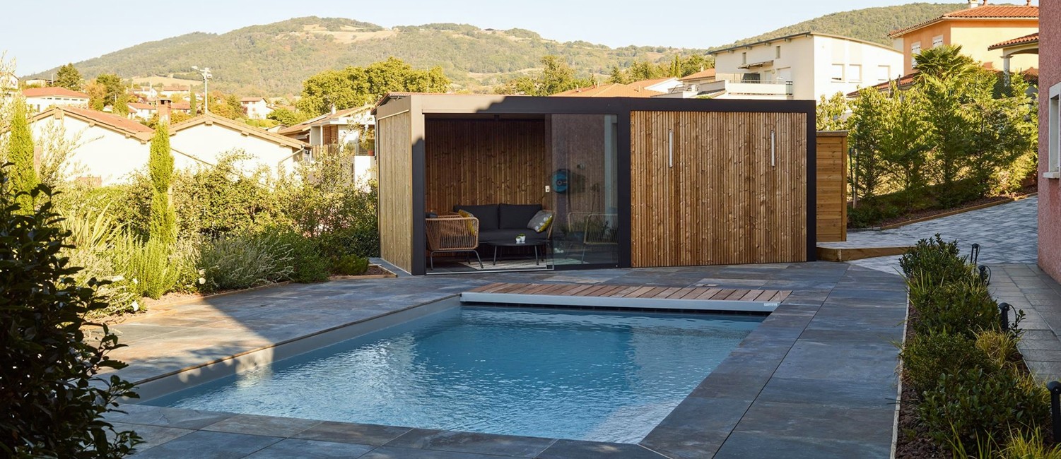 Petite piscine paysagée et pool house design