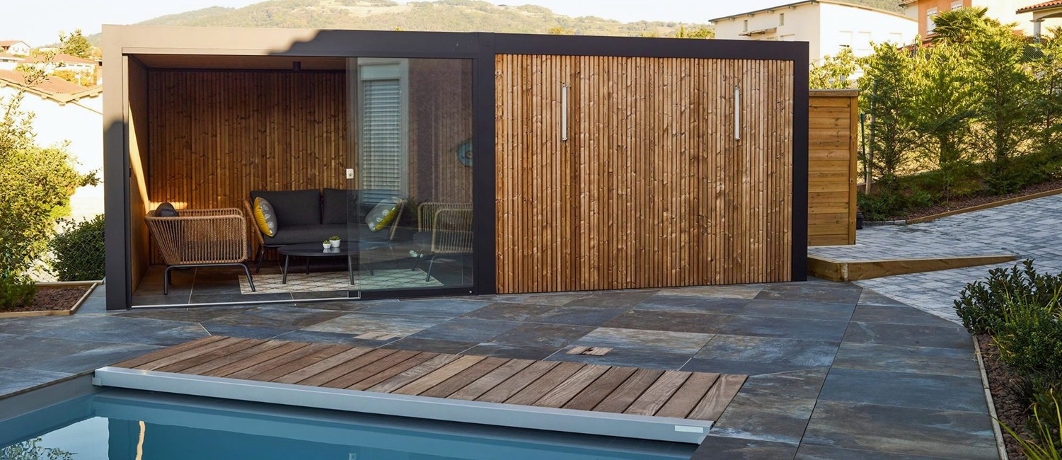Petite piscine paysagée et pool house design