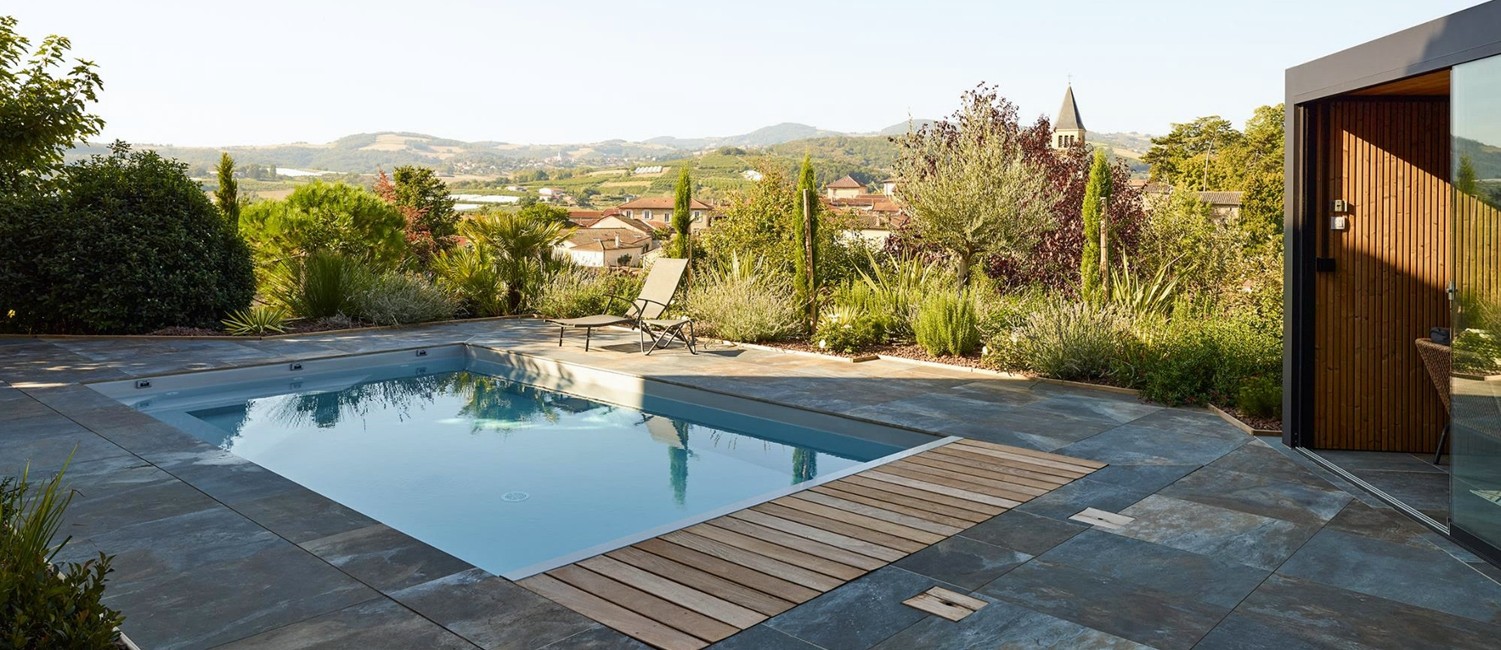 Petite piscine paysagée et pool house design