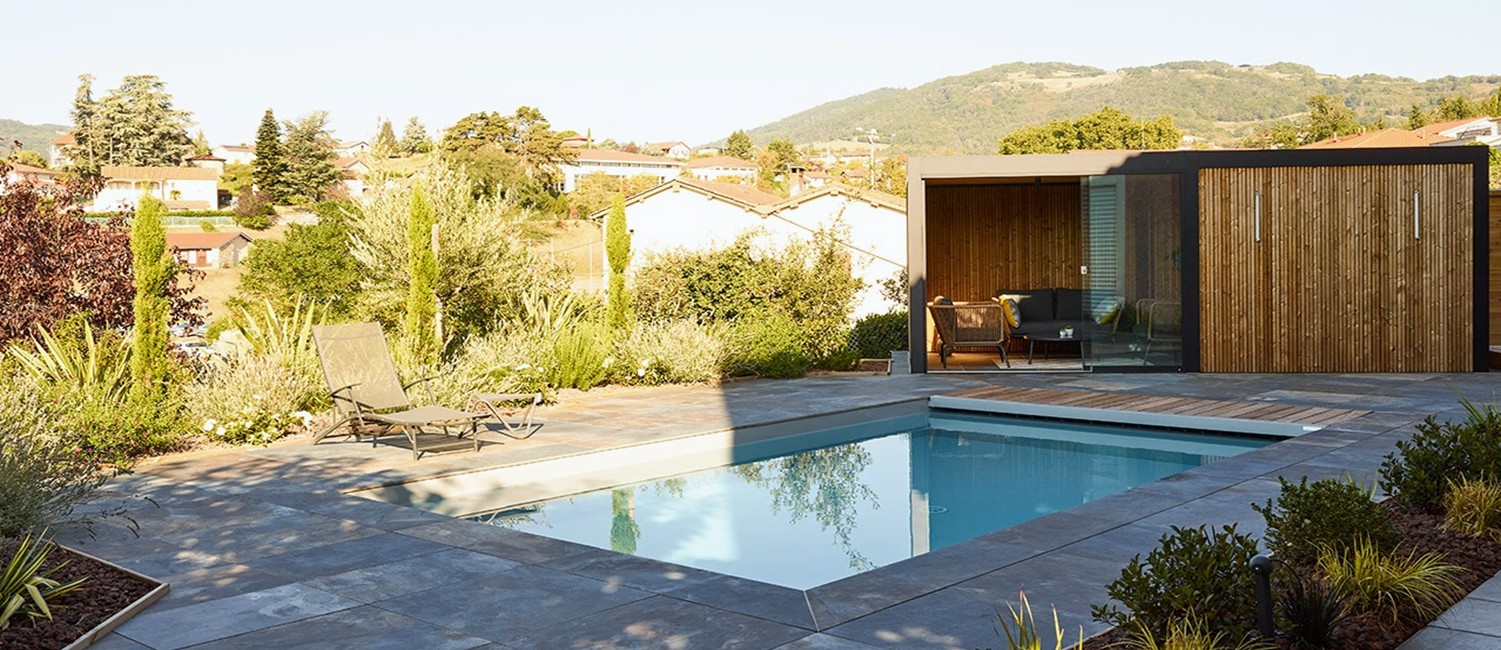 Petite piscine paysagée et pool house design